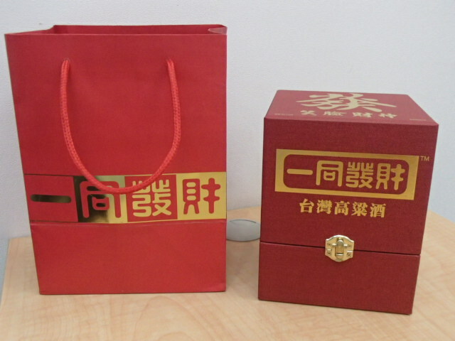 Yahoo!オークション - 一同發財 笑瞼財神 台湾高梁酒 陶器 500ml Yahoo!オークション - 一同發財 笑瞼財神 台湾高梁酒 陶器 500ml