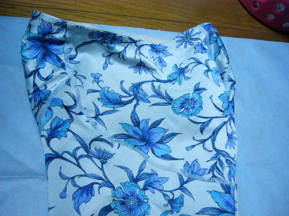 補整下着　マルコ　ガードル　光沢のある水色に青紫の花柄　M　64cm　シルエットと色が綺麗　大人の優雅さ　引き締め　スパッツ風_画像5