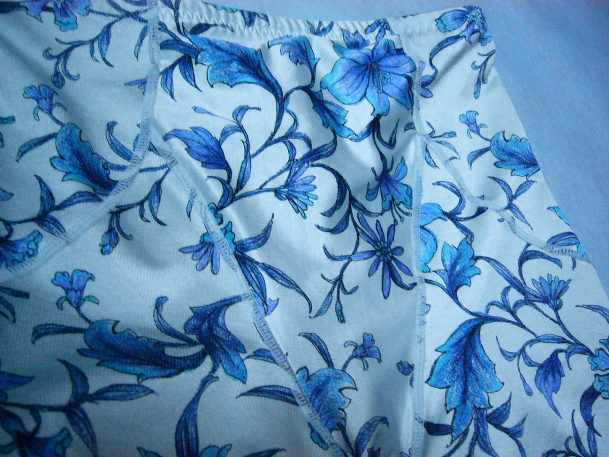 補整下着　マルコ　ガードル　光沢のある水色に青紫の花柄　M　64cm　シルエットと色が綺麗　大人の優雅さ　引き締め　スパッツ風_画像8