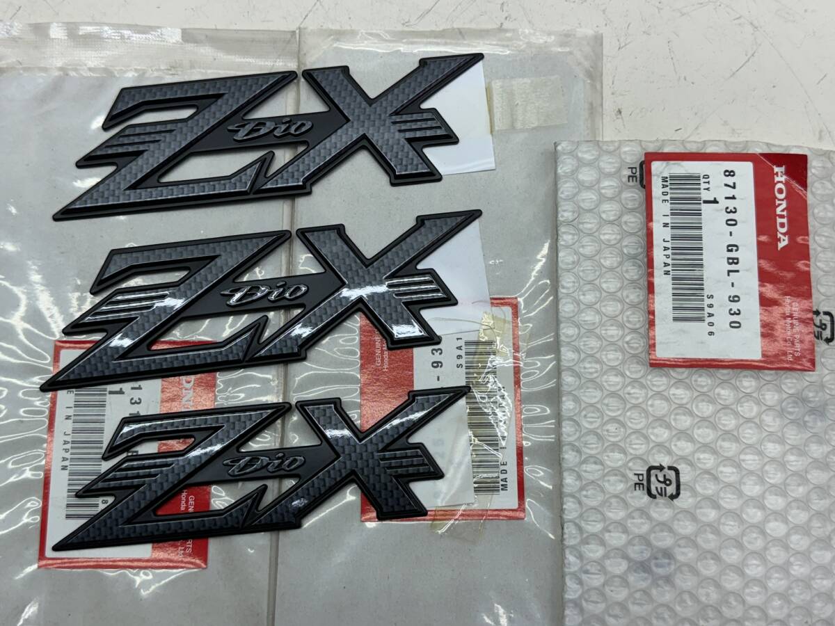 67 AF35 ライブディオZX 純正カーボン柄エンブレム3個セット 67 AF35 ライブディオZX 純正カーボン柄エンブレム3個セット