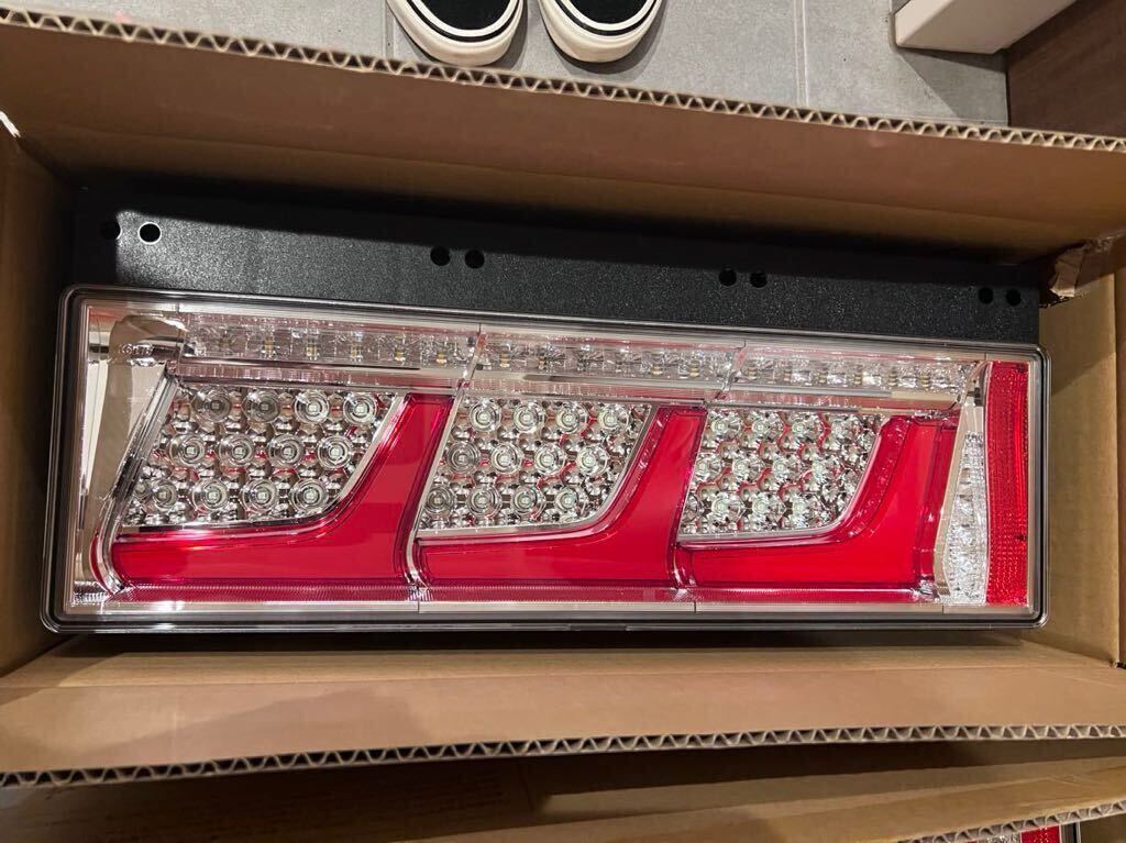 領収書発行可【新品】小糸 KOITO 3連 LED テールランプ テール 領収書発行可【新品】小糸 KOITO 3連 LED テールランプ テール