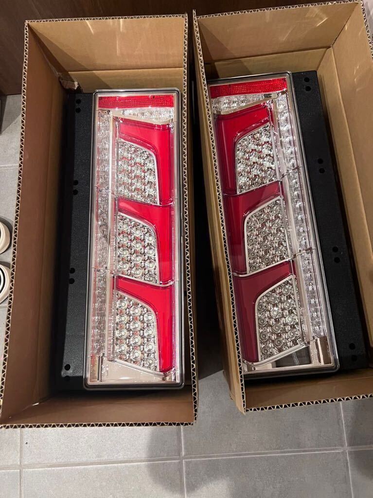 領収書発行可【新品】小糸 KOITO 3連 LED テールランプ テール 領収書発行可【新品】小糸 KOITO 3連 LED テールランプ テール