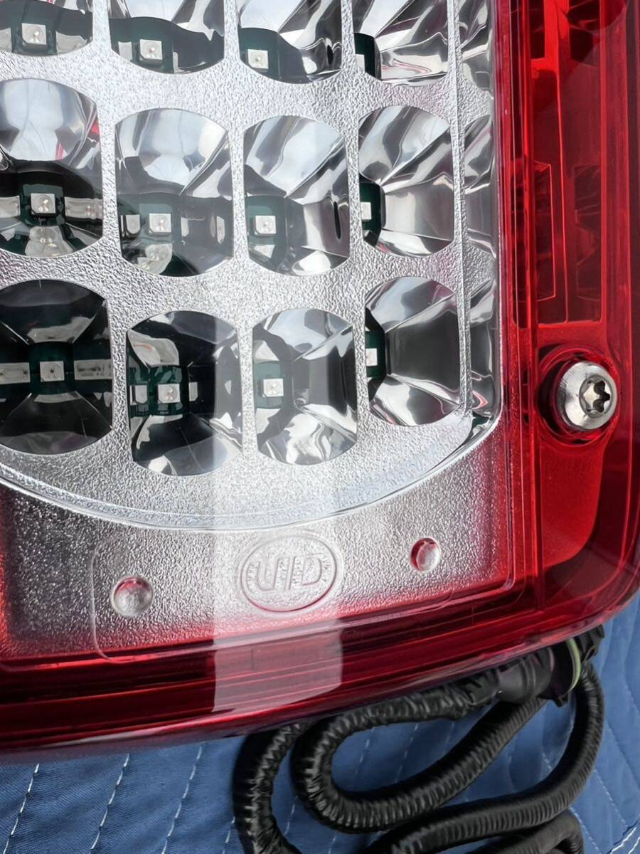 領収書発行可 新車外しUD クオン 純正 LED テールランプ テール 領収書発行可 新車外しUD クオン 純正 LED テールランプ テール