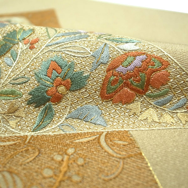 開き名古屋帯 九寸 手刺繍 金糸 薄茶ベージュ 唐花 草花 中古 開き名古屋帯 九寸 手刺繍 金糸 薄茶ベージュ 唐花 草花 中古