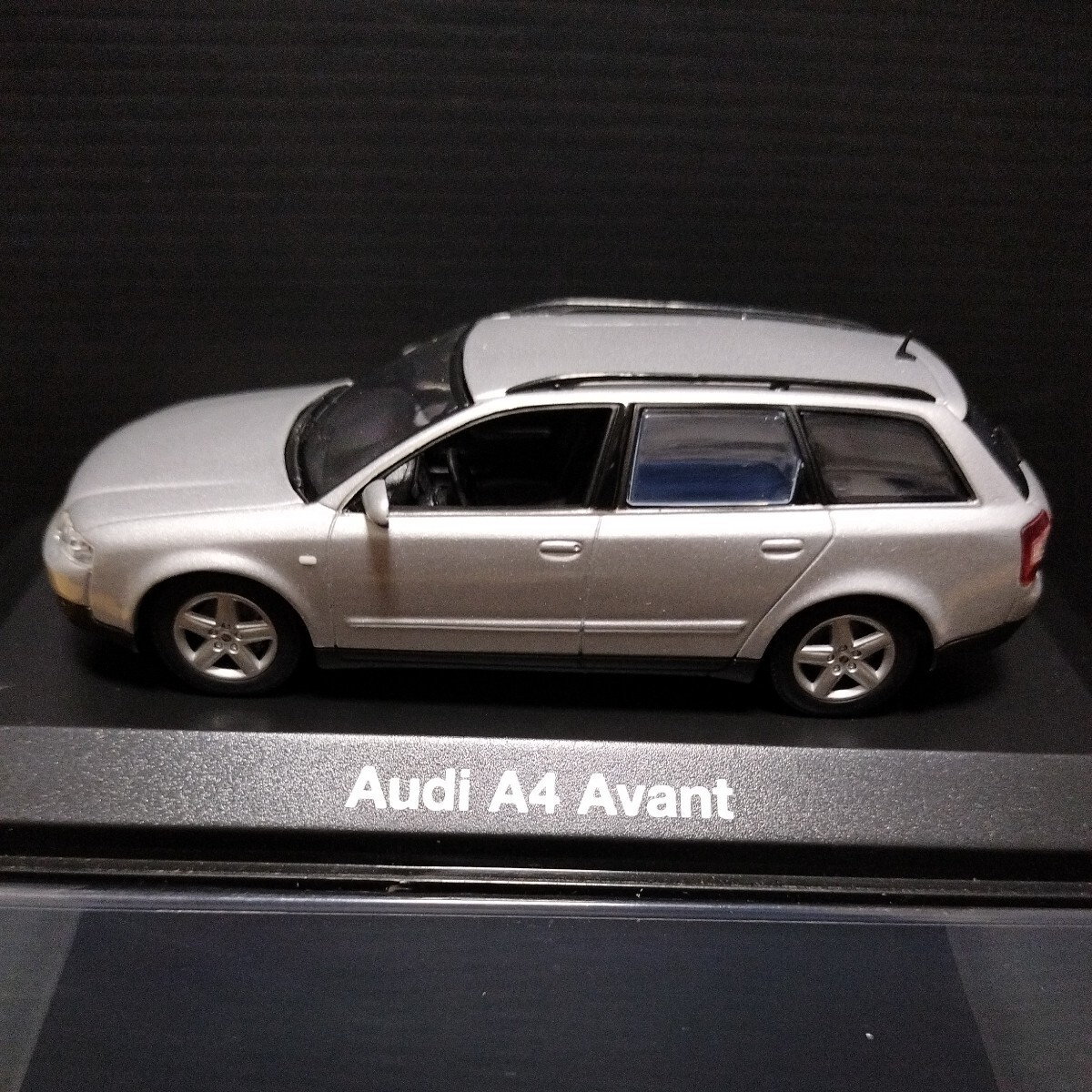 ミニチャンプス「1/43 Audi A4 Avant」ミニカー アウディ