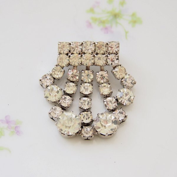 Unsigned Beauty　シルバートーン　クリアラインストーン　ブローチ　ヴィンテージジュエリー アンティーク アクセサリー　CJ7643