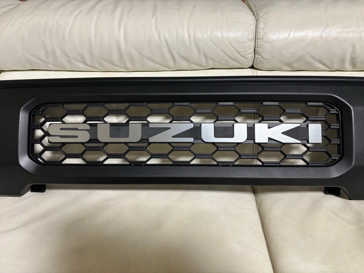 ジムニー超BIGエンブレムSUZUKI活字体 完全ウレタン塗装 仕上げ ジムニー超BIGエンブレムSUZUKI活字体 完全ウレタン塗装 仕上げ