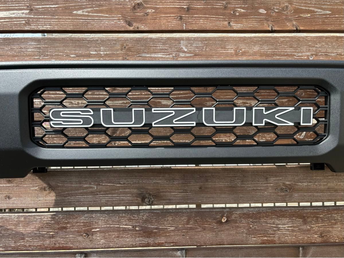 ジムニー超BIGエンブレムSUZUKI活字体 完全ウレタン塗装 仕上げ ジムニー超BIGエンブレムSUZUKI活字体 完全ウレタン塗装 仕上げ