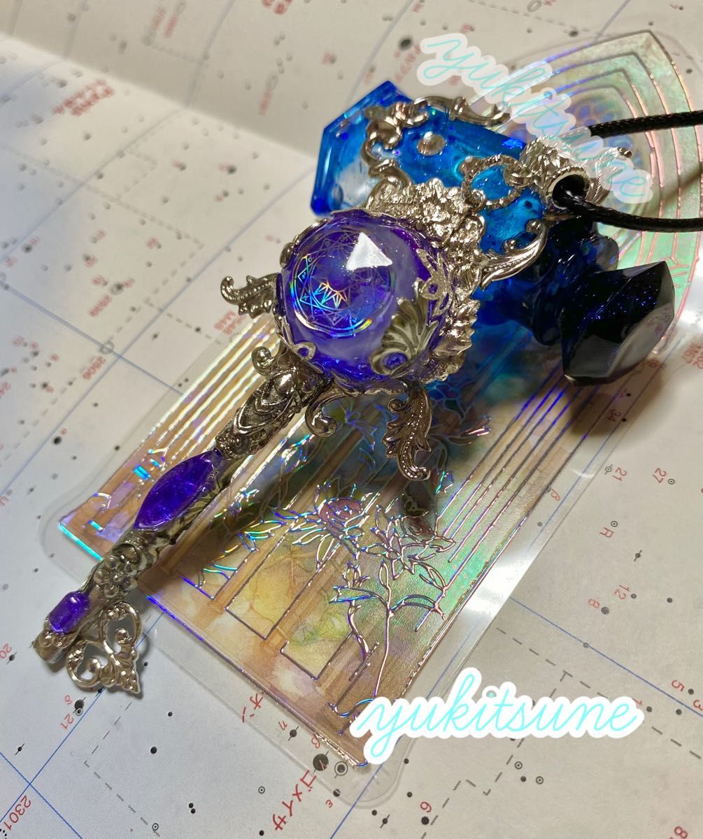 No 161】ハンドメイド 輝石の鍵 菫 ネックレス ペンダント 魔法 No 161】ハンドメイド 輝石の鍵 菫 ネックレス ペンダント 魔法