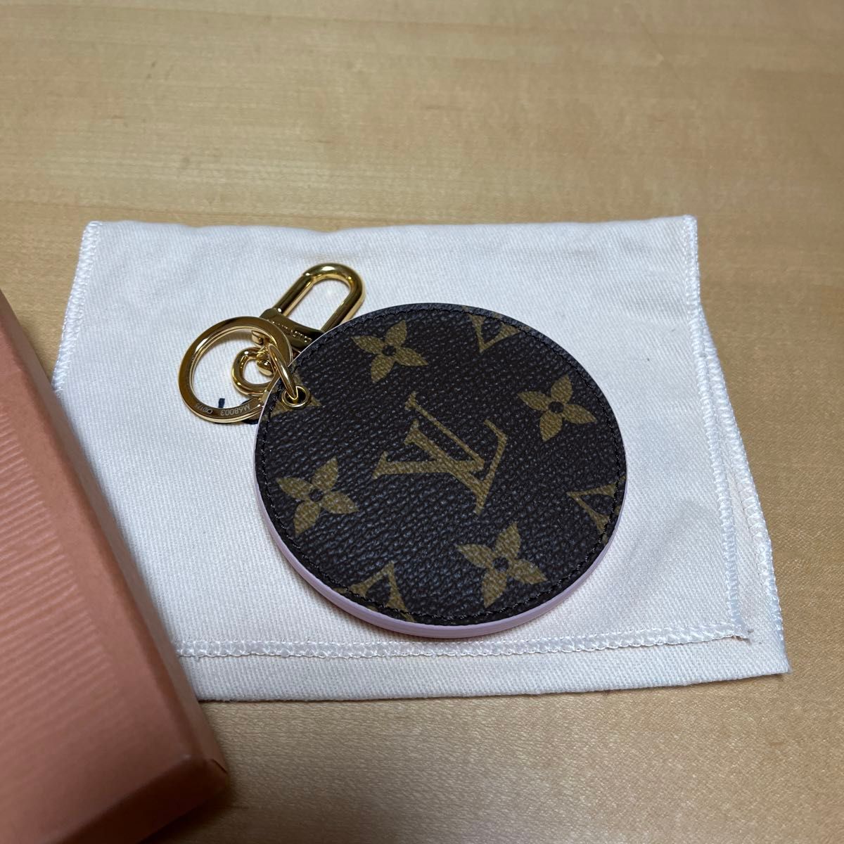 ルイ ヴィトン バッグ チャーム LV ミラー モノグラム ルイ ヴィトン バッグ チャーム LV ミラー モノグラム