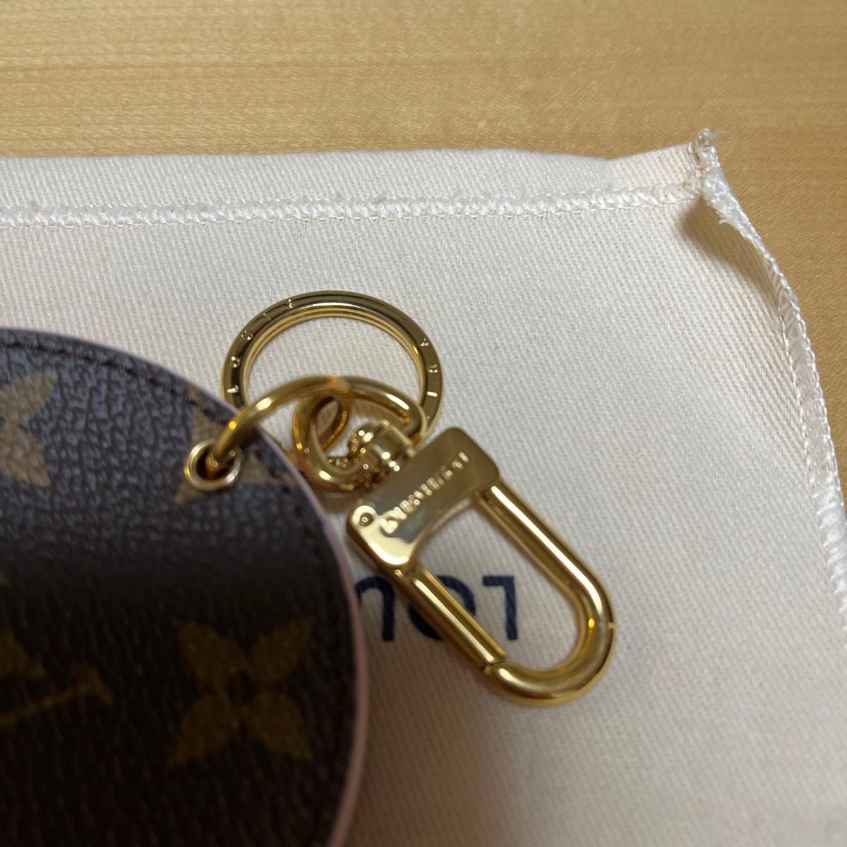 ルイ ヴィトン バッグ チャーム LV ミラー モノグラム ルイ ヴィトン バッグ チャーム LV ミラー モノグラム