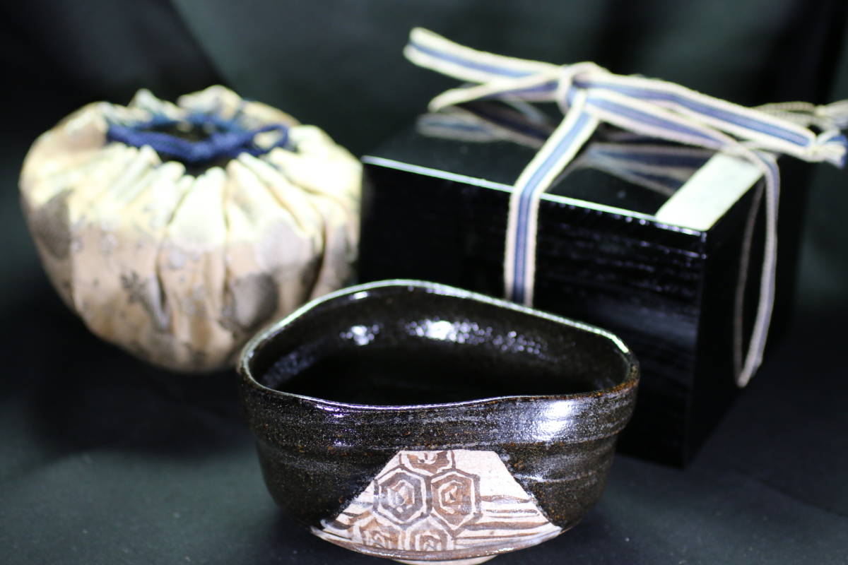 ◆貴重で趣のある「織部亀甲紋沓茶碗」No８　、仕覆・黒桐箱入り