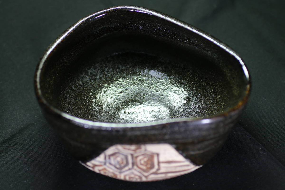 ◆貴重で趣のある「織部亀甲紋沓茶碗」No８　、仕覆・黒桐箱入り