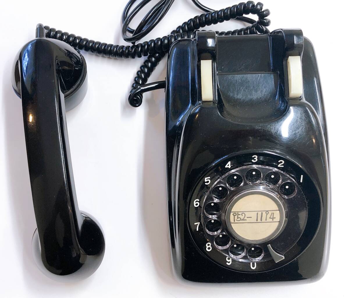 379】 黒電話 ダイヤル式電話機 600-A1 日本電信電話公社 1965年 379】 黒電話 ダイヤル式電話機 600-A1 日本電信電話公社 1965年