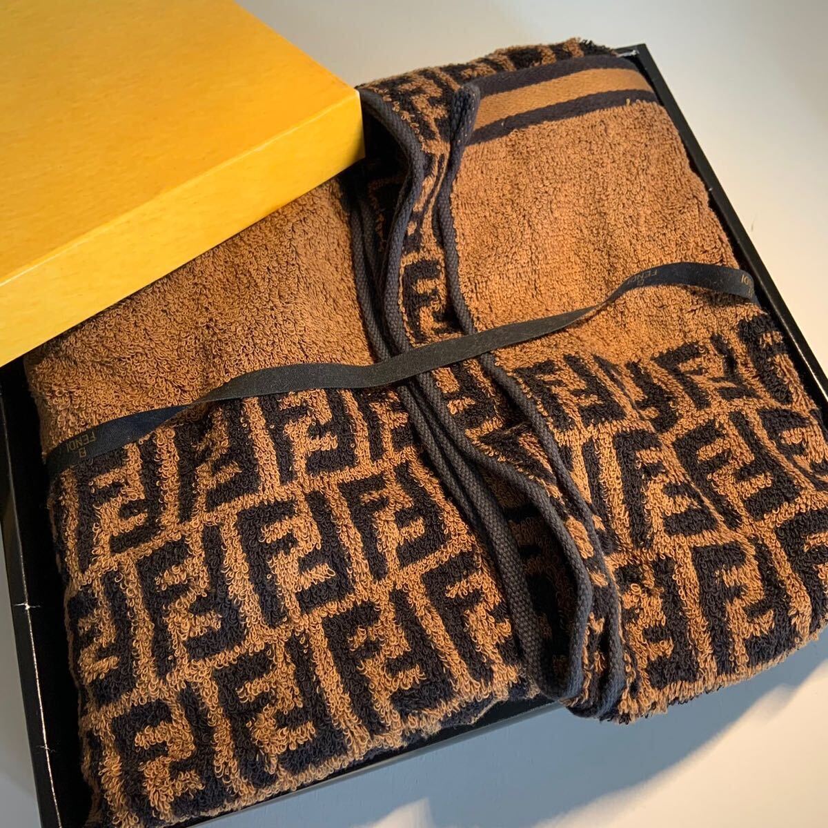 未使用 FENDI フェンディ バスタオル ズッカ柄 綿100% ブラウン 未使用 FENDI フェンディ バスタオル ズッカ柄 綿100% ブラウン