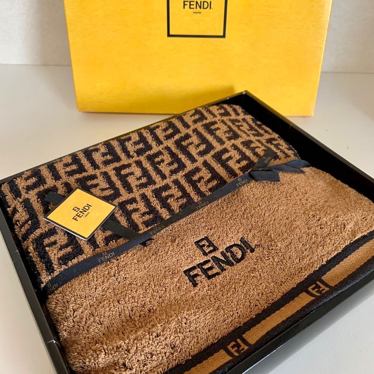 未使用 FENDI フェンディ バスタオル ズッカ柄 綿100% ブラウン 未使用 FENDI フェンディ バスタオル ズッカ柄 綿100% ブラウン