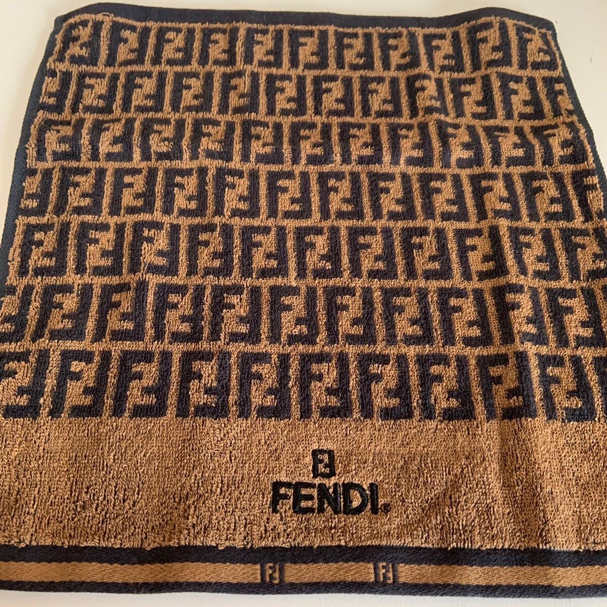 未使用 FENDI フェンディ ウォッシュタオル 約35×36cm ズッカ柄 未使用 FENDI フェンディ ウォッシュタオル 約35×36cm ズッカ柄