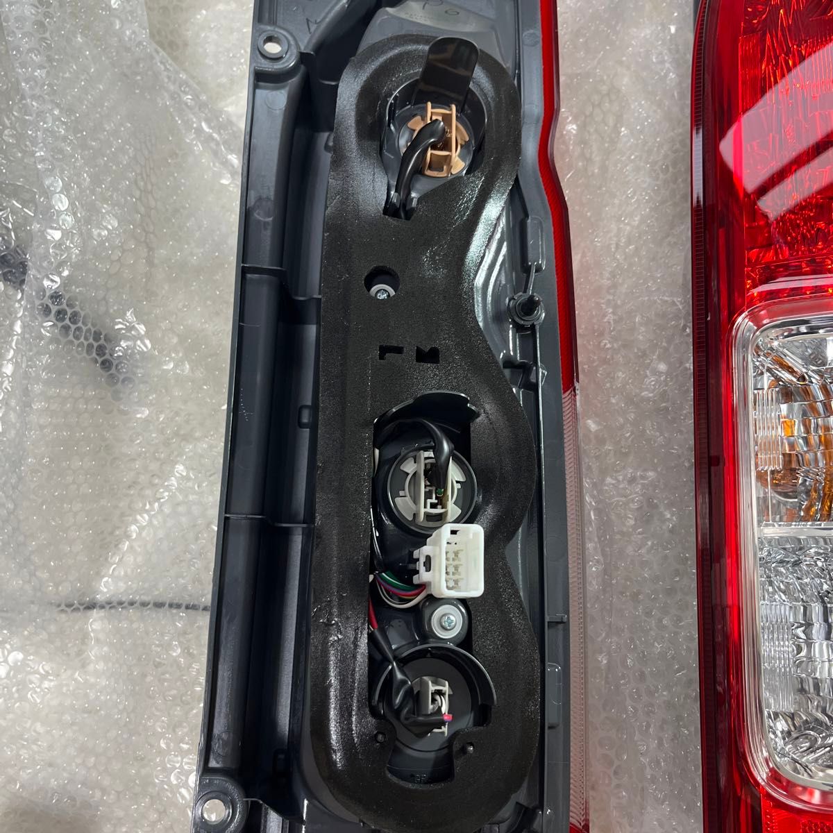 ハイエース 純正テールランプ6型以降 現行型 新車外し クリップ ハイエース 純正テールランプ6型以降 現行型 新車外し クリップ
