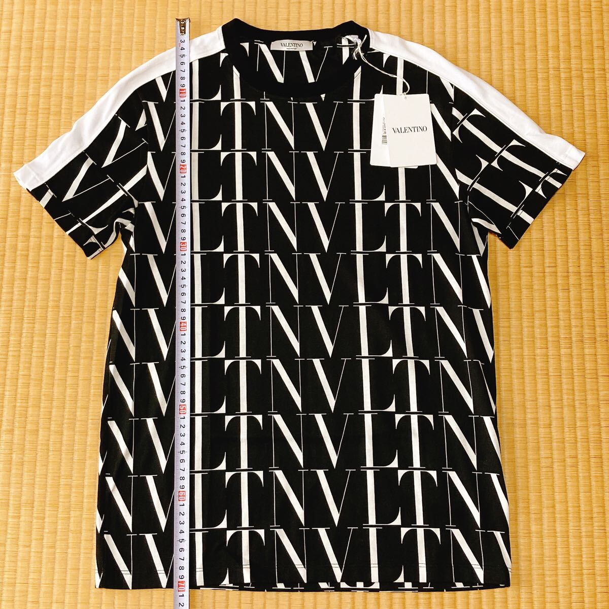 定価8万 タグ付き 新品 ヴァレンティノ VLTN 総柄 ロゴ Tシャツ 定価8万 タグ付き 新品 ヴァレンティノ VLTN 総柄 ロゴ Tシャツ