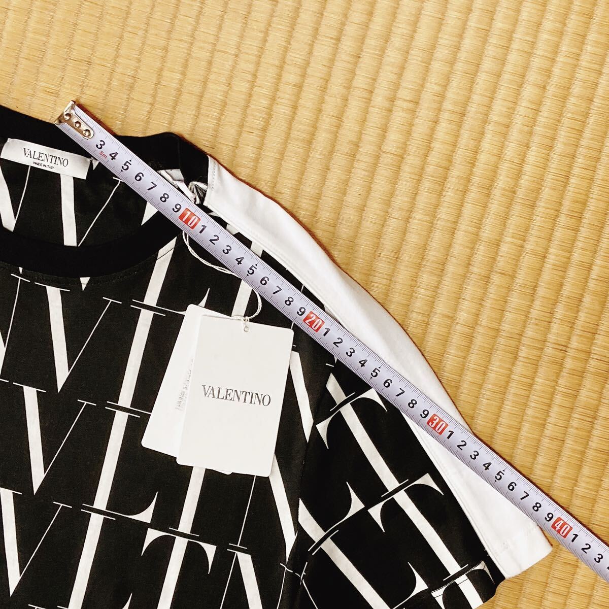 定価8万 タグ付き 新品 ヴァレンティノ VLTN 総柄 ロゴ Tシャツ 定価8万 タグ付き 新品 ヴァレンティノ VLTN 総柄 ロゴ Tシャツ