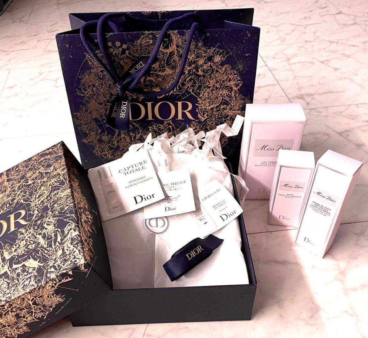 Dior ディオール ホリデーラッピングホリデー限定2022 Dior ディオール ホリデーラッピングホリデー限定2022