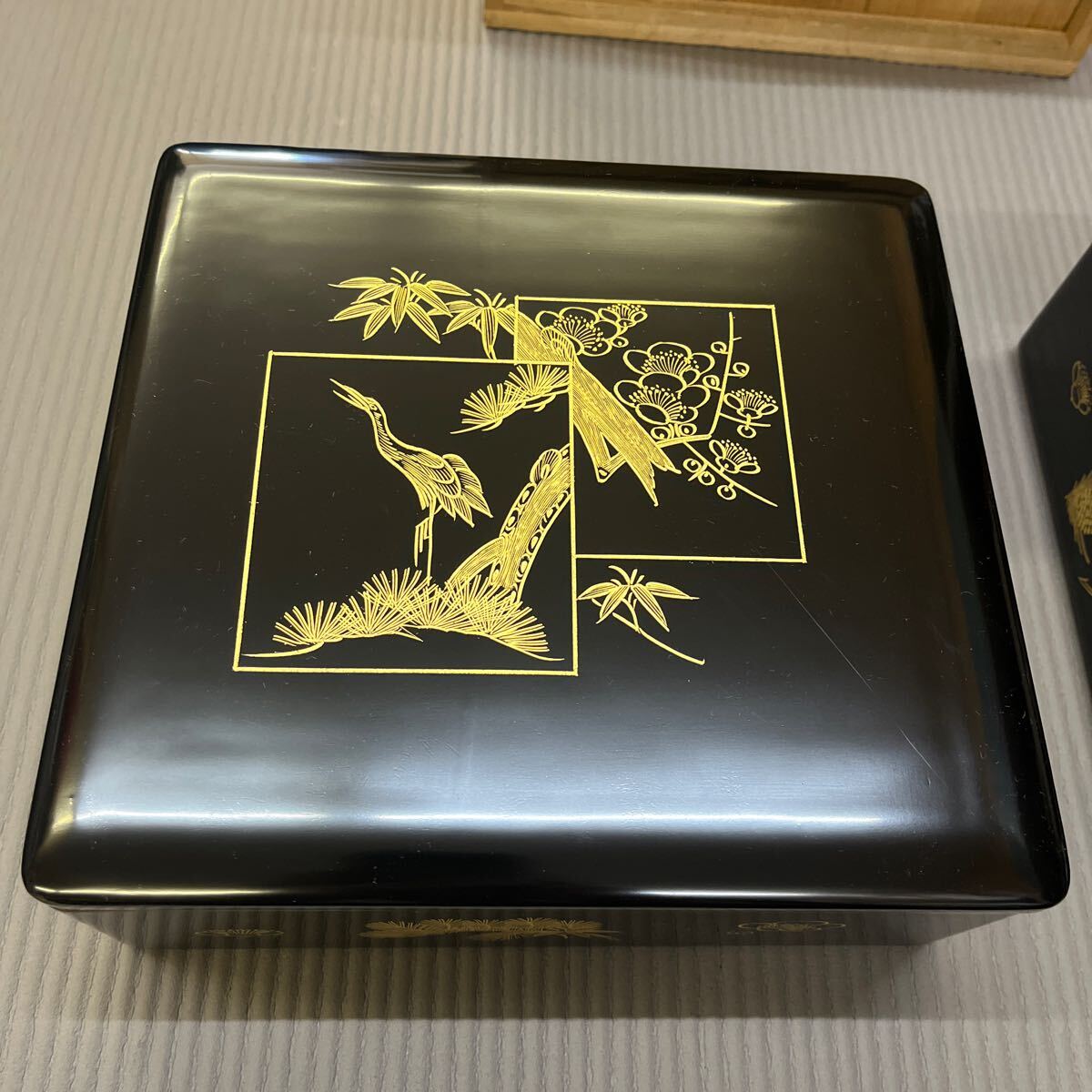 輪島塗縁起の良い松竹梅の沈金柄二段重朱塗金縁、個別蓋あり、お盆もニ個付き桐箱入り Yahoo!オークション - A7-69 輪島塗 御重 重箱 二段重 沈金