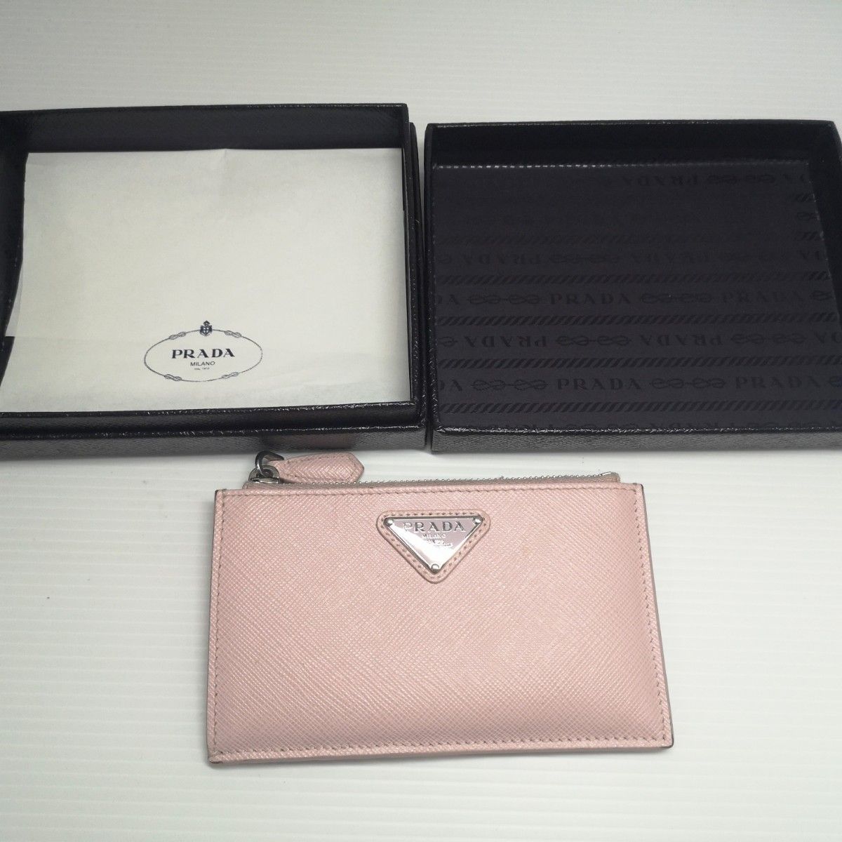 PRADA サフィアーノ カードケース 三角ロゴプレート ピンク プラダ PRADA サフィアーノ トライアングル フラグメントケース