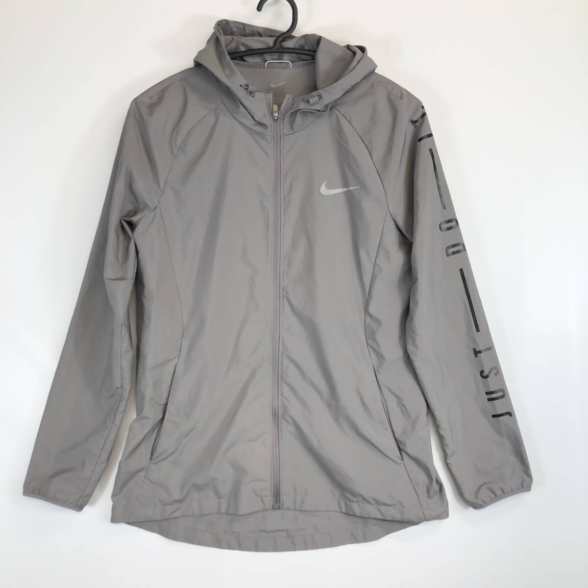 NIKE ナイキ ナイロンパーカー グレー系 レディースMサイズ NIKE ナイキ ナイロンパーカー グレー系 レディースMサイズ