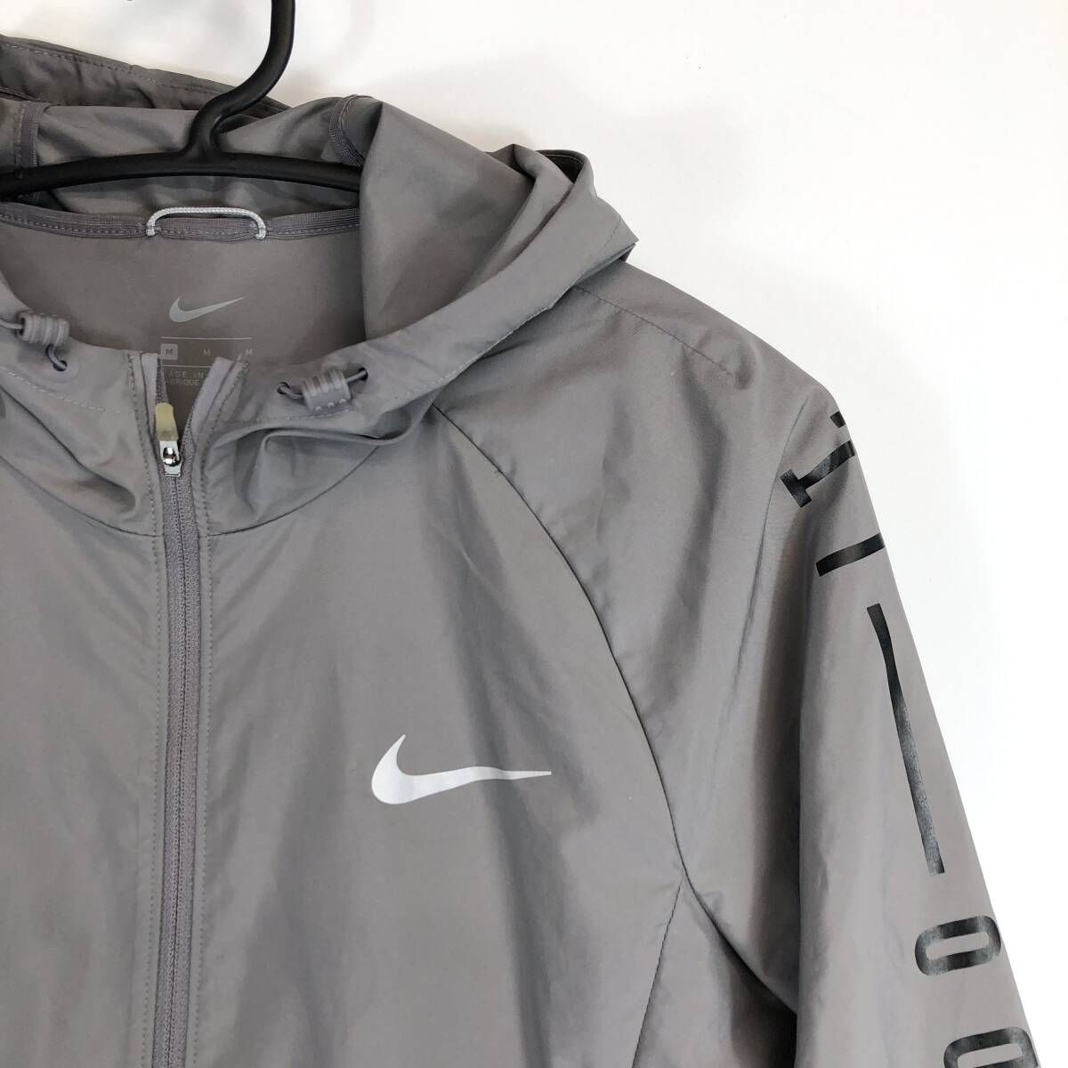 NIKE ナイキ ナイロンパーカー グレー系 レディースMサイズ NIKE ナイキ ナイロンパーカー グレー系 レディースMサイズ