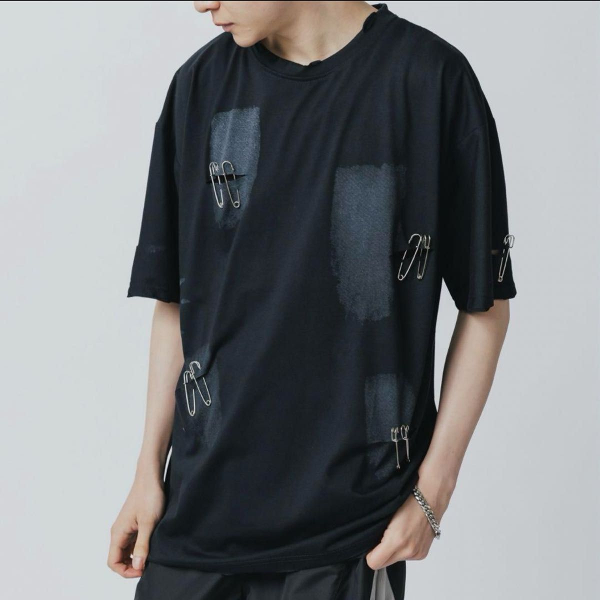 ダメージ加工 ストリート 安全ピン ペイント デザイン Tシャツ ダメージ加工 ストリート 安全ピン ペイント デザイン Tシャツ
