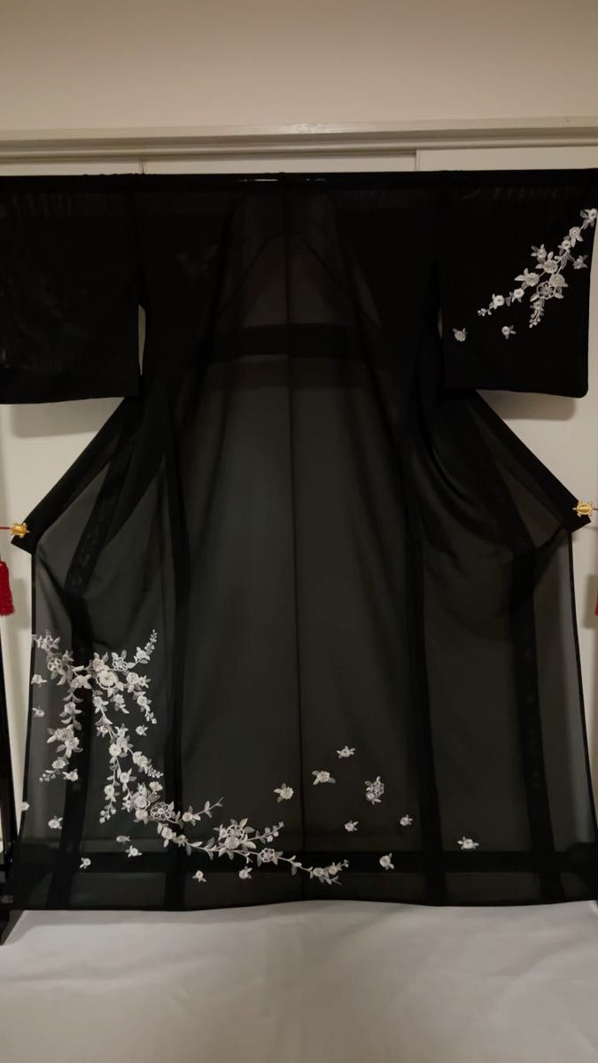 黒地 刺繍 ししゅう 夏物 絽 7月8月に 黒地 白の刺繍 付下げ 正絹