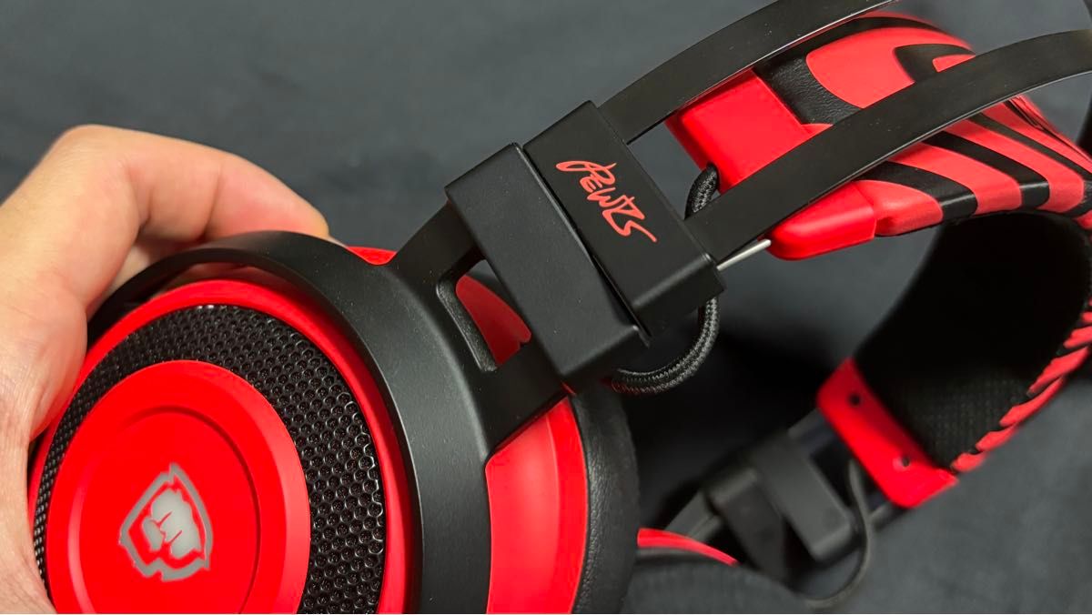 Razer Nari Ultimate PewDiePie Edition ゲーミングヘッド Razer Nari Ultimate PewDiePie Edition ゲーミングヘッド