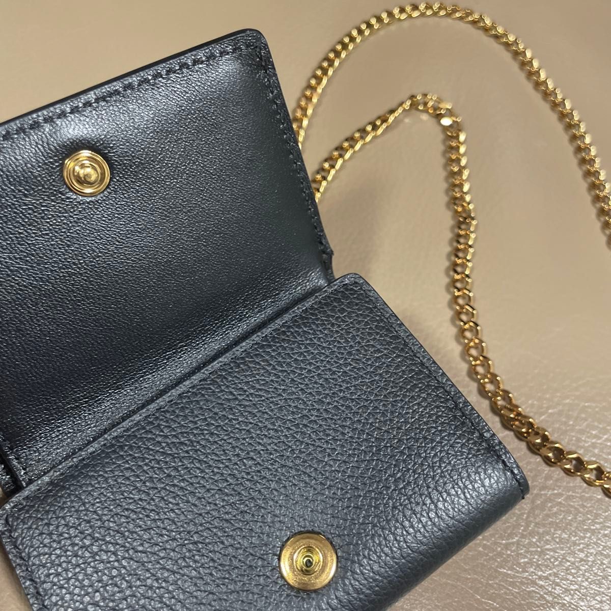 VERSACE ヴェルサーチ 三つ折り財布 チェーン付き ショルダー VERSACE ヴェルサーチ 三つ折り財布 チェーン付き ショルダー