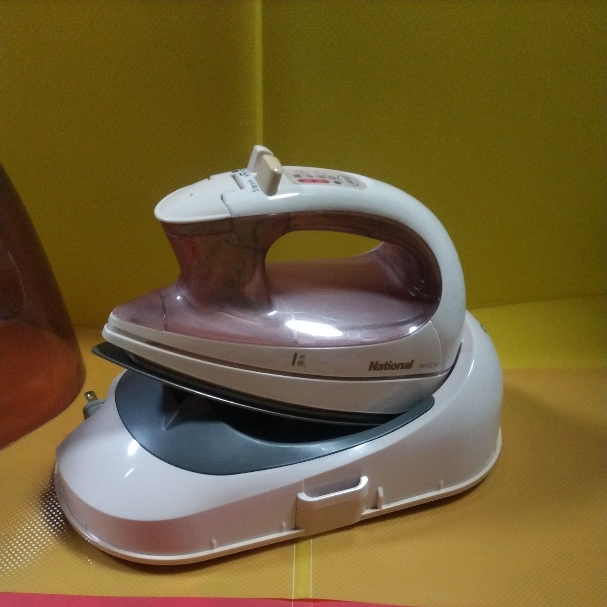 中古/ほぼ未使用】CaRuRu(カルル)コードレススチームアイロン 中古/ほぼ未使用】CaRuRu(カルル)コードレススチームアイロン