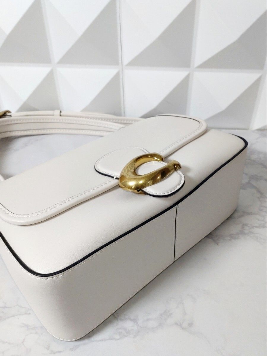 新品未使用 COACH ソフトタビー ショルダーバッグ ブラス 新品未使用 COACH ソフトタビー ショルダーバッグ ブラス