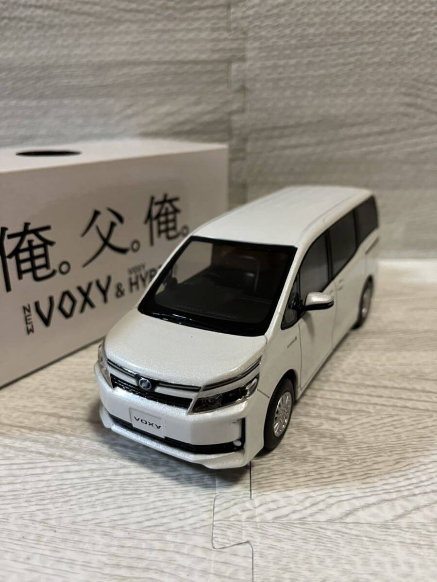 トヨタヴォクシーVOXY80系前期カラーサンプルミニカー1/30 1/30 トヨタ 新型ヴォクシー ハイブリッド VOXY 80系 前期