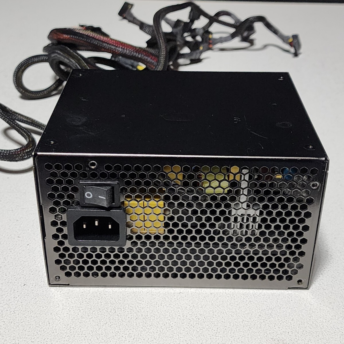 玄人志向 KRPW-G530W/90+ 530W 80PLUS GOLD認証 ATX電源ユニット 玄人志向 KRPW-G530W/90+ 530W 80PLUS GOLD認証 ATX電源ユニット