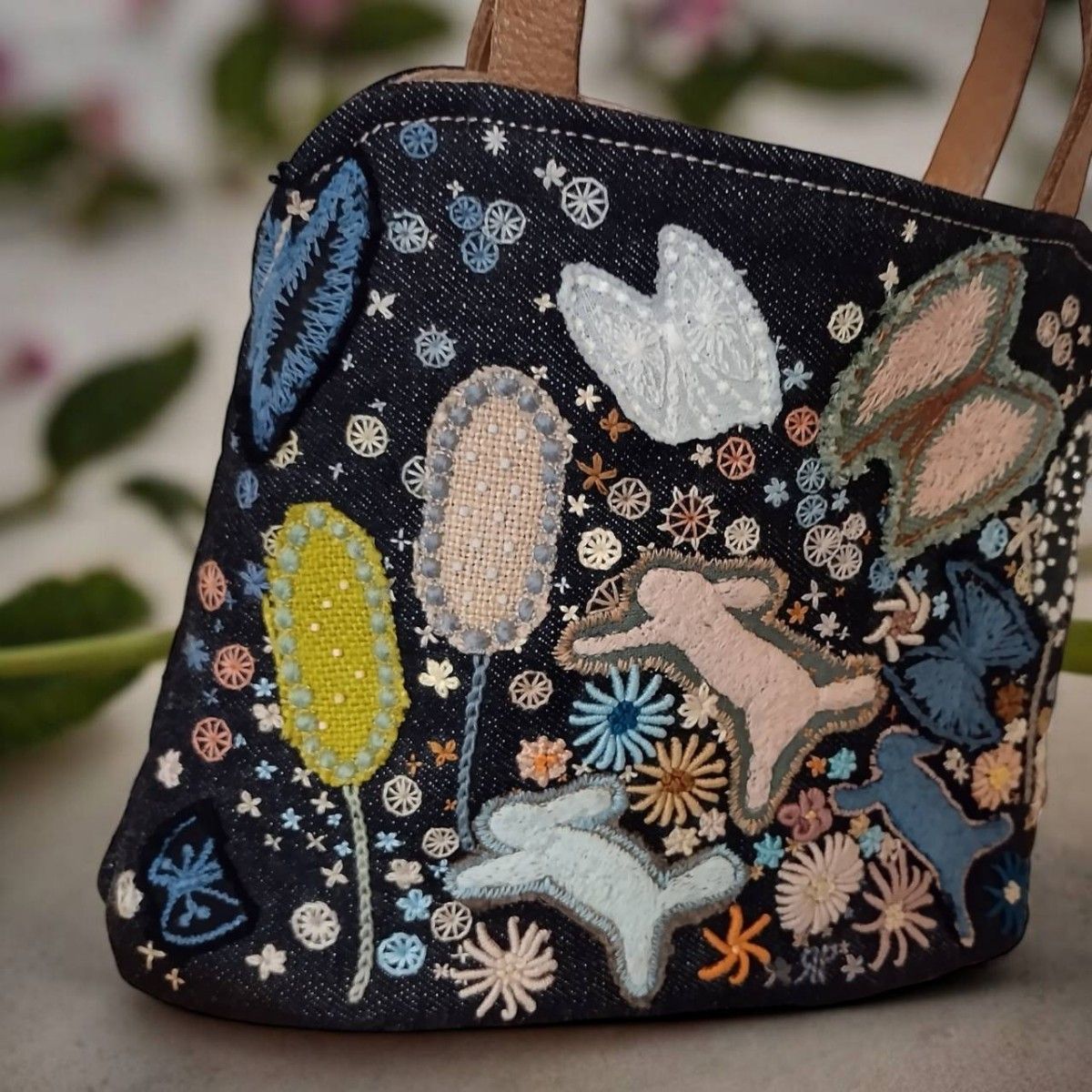 ハンドメイド バッグ 手刺繍 celebrate 花 蝶々 flower ミナペルホネン デニム 個性的 デザイン うさぎ ハンドメイド バッグ 手刺繍 celebrate 花 蝶々 flower ミナペルホネン デニム 個性的 デザイン うさぎ