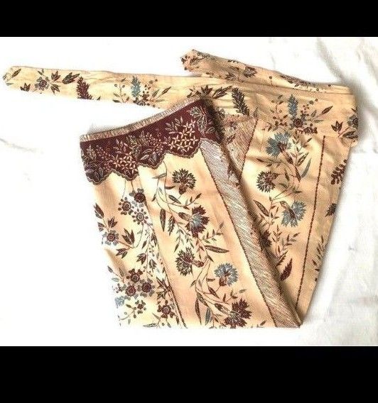 インドネシア バティック 巻スカート エプロン 生成り 茶色 花柄 インドネシア バティック 巻スカート エプロン 生成り 茶色 花柄