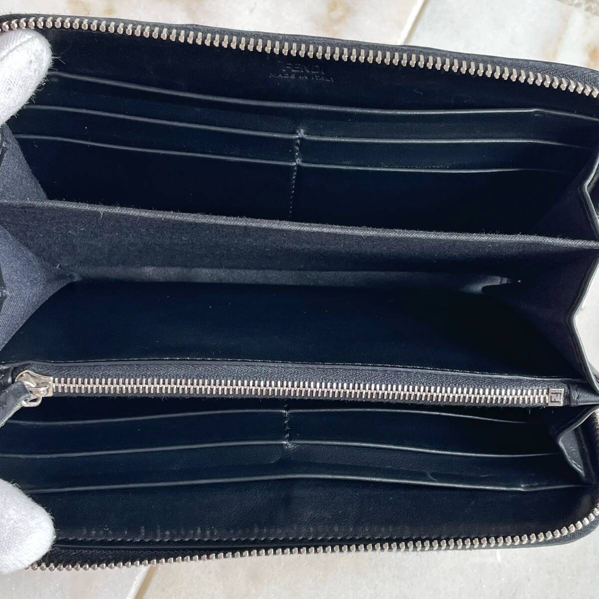 FENDI フェンディ 型押しパイソン ビジュー ラウンドファスナー FENDI フェンディ 型押しパイソン ビジュー ラウンドファスナー