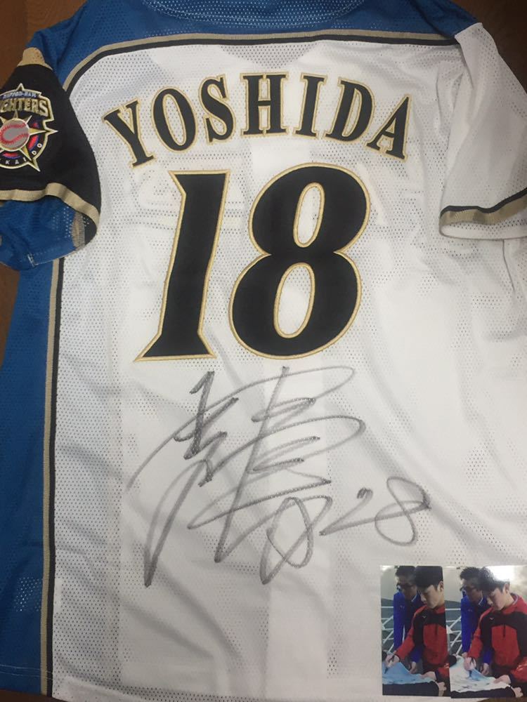 北海道日本ハムファイターズ 18 吉田輝星 直筆サイン入りレプリカユニフォーム 新品 Lサイズ (生写真付き)2019.1鎌ヶ谷新人合同自主トレ_画像1