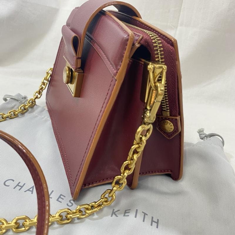  Charles and Keith metallic push lock shoulder bag BURGUNDY chain strap shoulder bag inscription less 