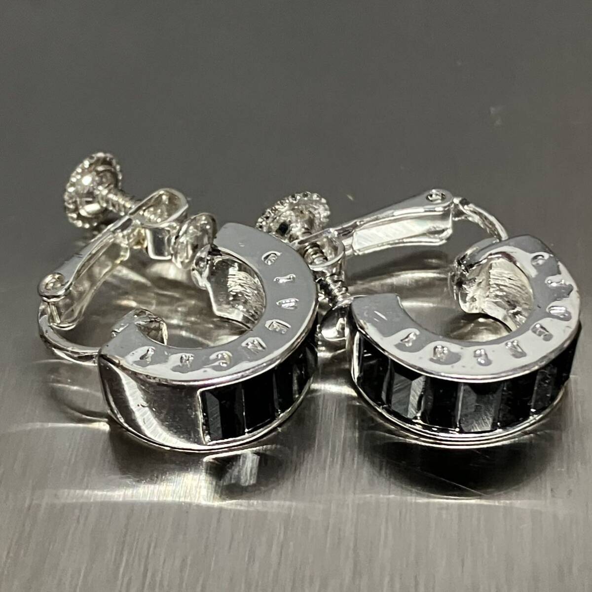 m】美品 GIVENCHY ジバンシー イヤリング 黒 ストーン m】美品 GIVENCHY ジバンシー イヤリング 黒 ストーン