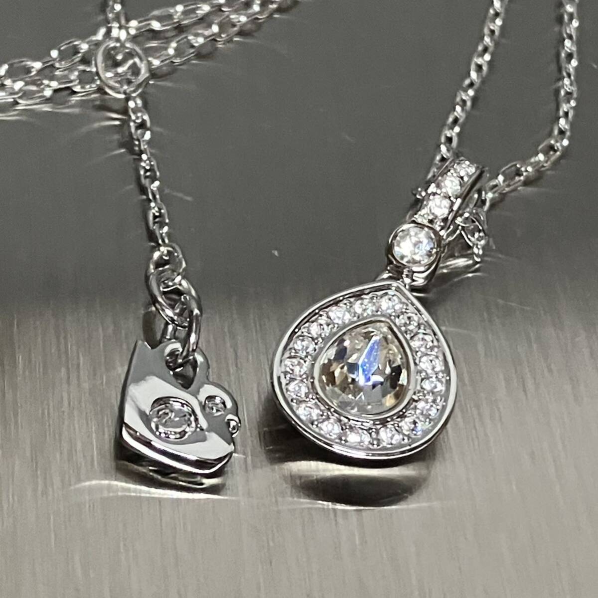 【値下げ】 スワロフスキー SWAROVSKI m】美品 クリスタル ネックレス 雫 ネックレス、ペンダント、チョーカー