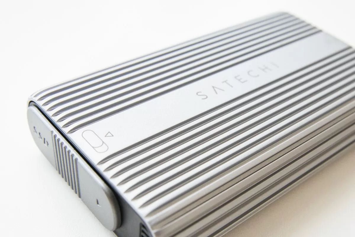 ほぼ未使用品】SATECHI USB4 NVMe SSD Pro エンクロージャー ほぼ未使用品】SATECHI USB4 NVMe SSD Pro エンクロージャー
