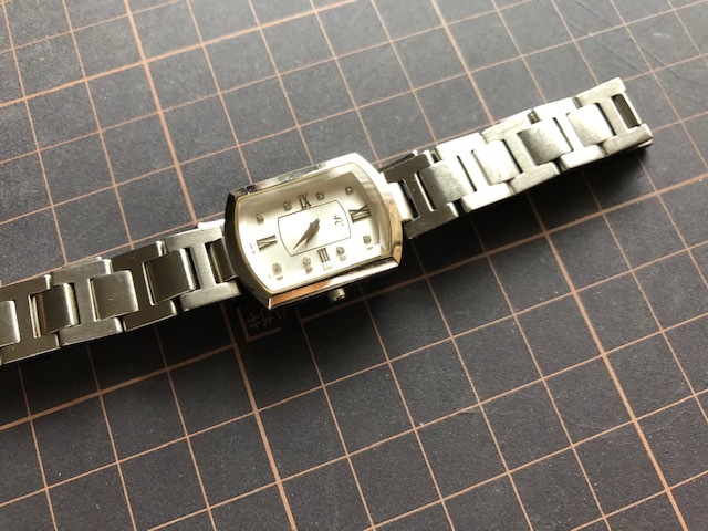 程度良好 良デザイン 4℃ ヨンドシー カットガラス ストーンインデックス シルバーカラー 純正SSブレス クオーツ レディース 腕時計_画像5