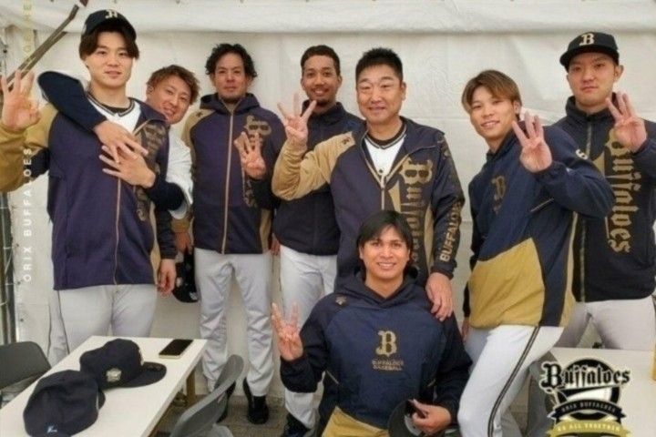 オリックス バファローズ スウェットフーディ デサント L オリックス バファローズ スウェットフーディ デサント L