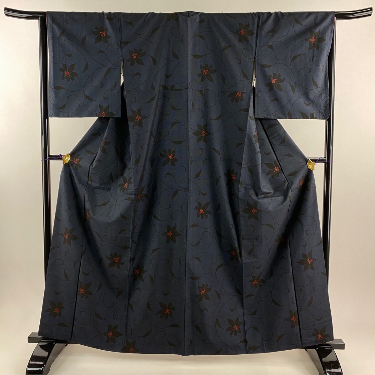 大島紬 身丈161.5cm 裄丈66cm M 袷 純泥染 証紙 花唐草 濃紺 正絹 秀品 【中古】