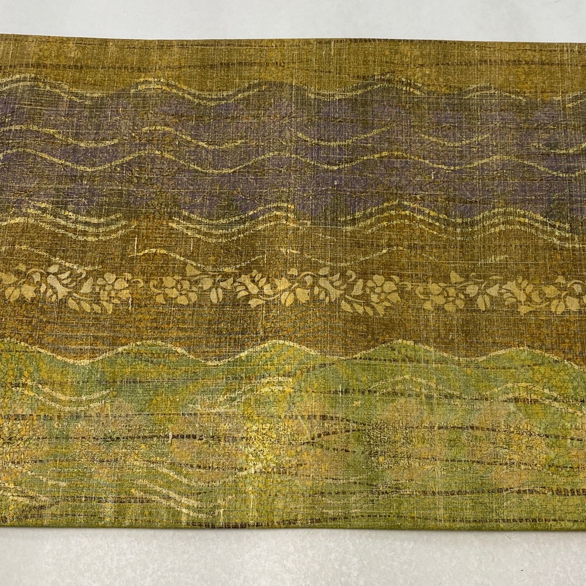 袋帯 美品 逸品 落款 牛首紬地 草花 よろけ縞 金彩 茶緑色 全通 正絹 