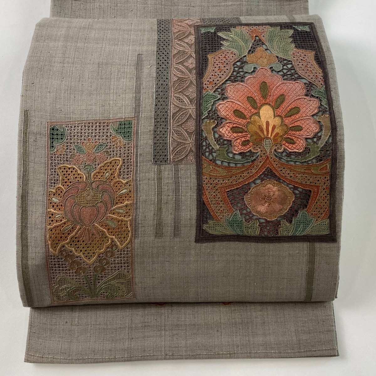 袋帯 美品 秀品 紬地 草花 七宝 刺繍 灰茶 お太鼓柄 正絹 【中古】